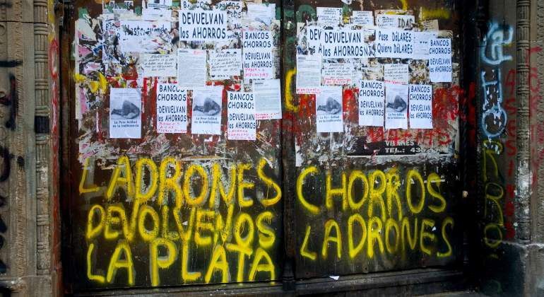 Manifesti e scritte contro le banche durante una crisi bancaria
